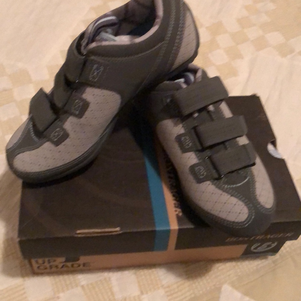 Bontrager ladies riding shoes size 6.